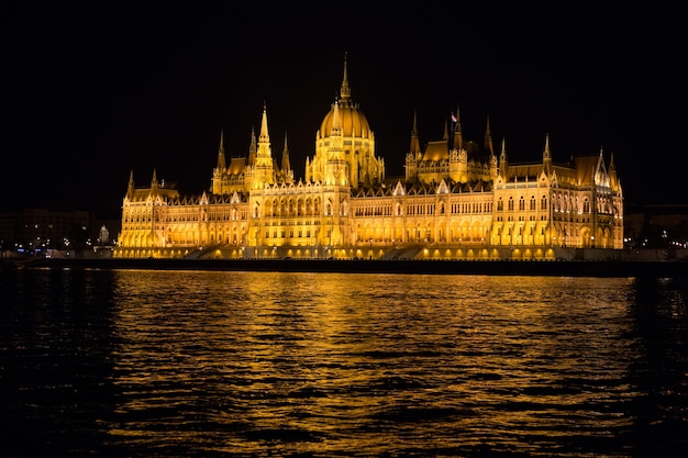 Edificios Del Parlamento De Budapest En La Noche Con Retroiluminacion Foto Premium