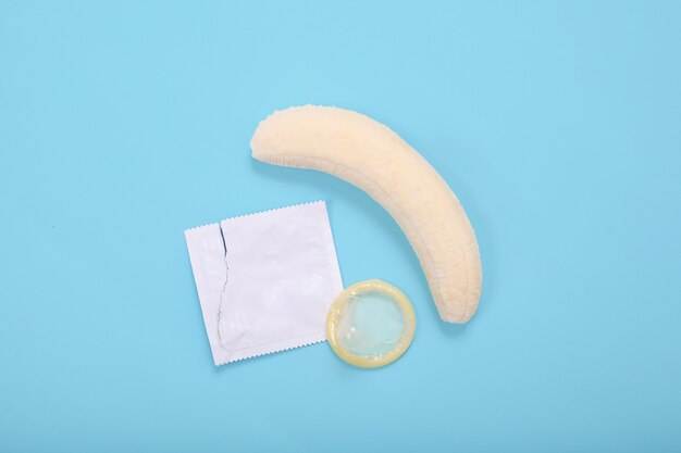 Educación Sexual Con Plátano Y Condón Aislado Sobre Fondo Azul Foto Premium 6844