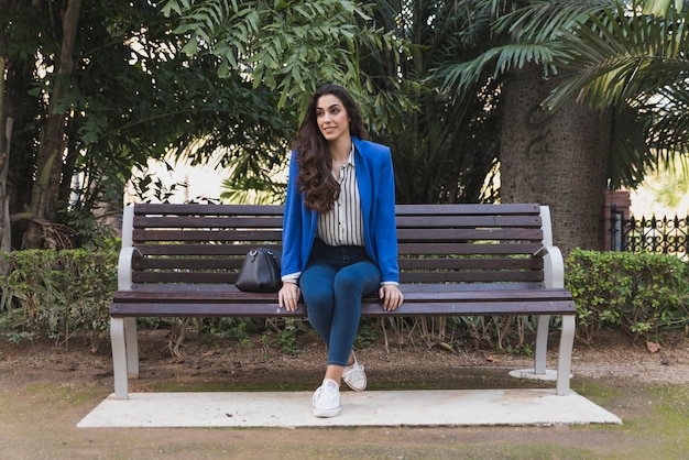 Ejecutiva Joven Sentada En Un Banco En El Parque Descargar Fotos Gratis