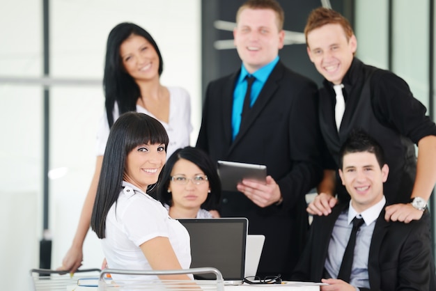 Ejecutivos De Negocios En Una Reunión Discutiendo Un Trabajo | Foto Premium