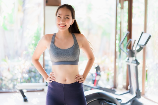 ejercicio asiático joven hermoso de la mujer del retrato con el equipo