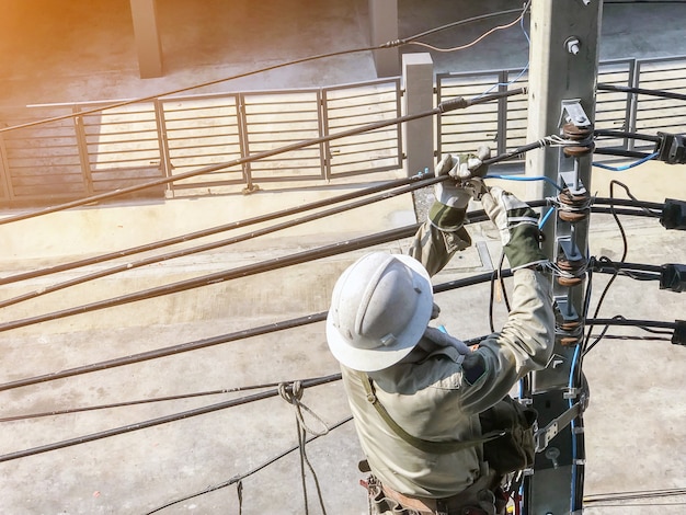 Electricistas están subiendo en postes eléctricos para instalar líneas