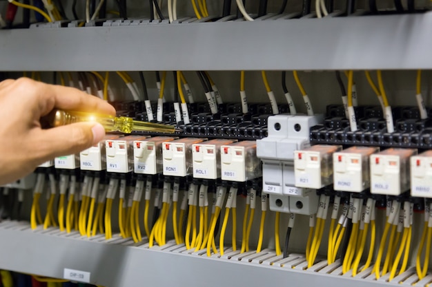 electricistas manos probando corriente electrica panel control 34936 1733 - 6 Tips Jitu Hemat Biaya Listrik yang Bisa Anda Coba