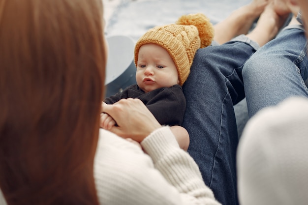 Elegante abuela en casa con hija y nieto | Foto Gratis