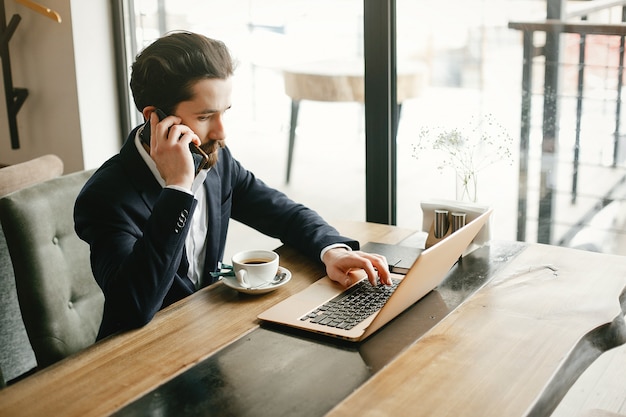 Elegante hombre de negocios trabajando en una oficina | Foto Gratis