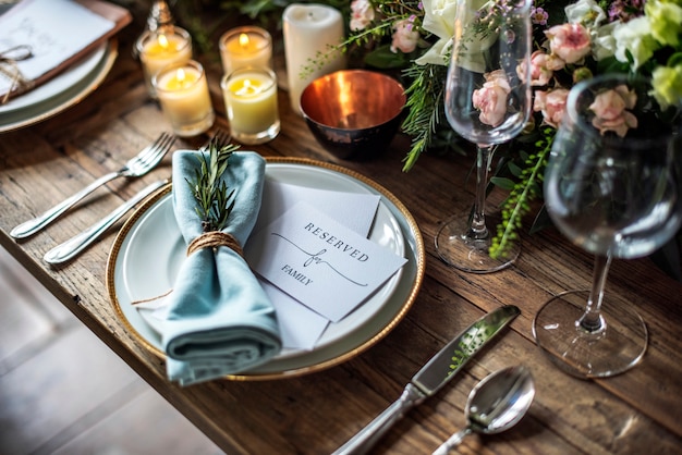 Elegante Servicio De Mesa De Restaurante Para Recepcion Con Tarjeta Reservada Foto Premium