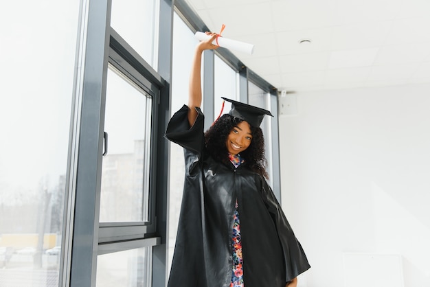Emocionada Mujer Afroamericana En Su Graduación Foto Premium 0521
