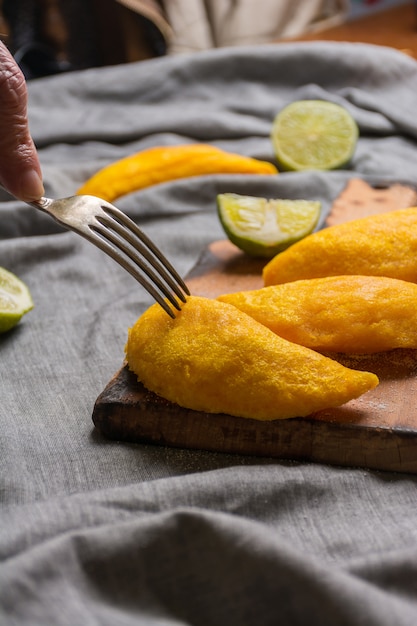 Empanadas Colombianas Hechas De Carne Y Fritas En Aceite Foto