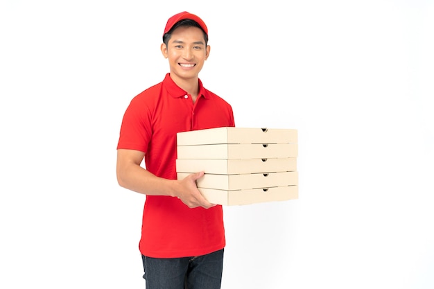 Empleado De Repartidor Sonriente En Gorra Roja Camiseta En Blanco Uniforme De Pie Foto Premium 1237