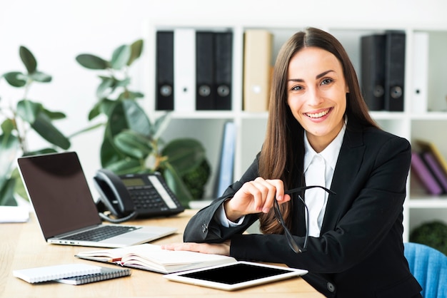 Empresaria Joven Feliz Confiada Que Se Sienta En El Escritorio De