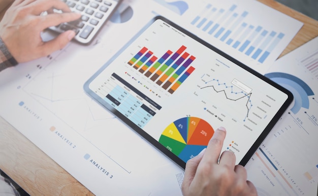 La empresaria usando una tableta para analizar el concepto de éxito de las estadísticas de la estrategia financiera de la empresa y la planificación para el futuro en la sala de la oficina. Foto gratis