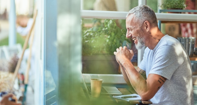 Empresario Cauc Sico De Mediana Edad Trabajando En La Terraza Foto