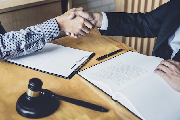 Empresario dándose la mano al abogado profesional masculino luego de  discutir un buen acuerdo contractual | Foto Premium