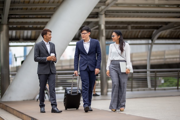 Empresarios caminando al aire libre Foto Premium
