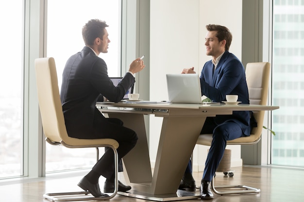 Empresarios exitosos analizando perspectivas. Foto gratis