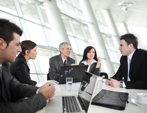 Empresarios Teniendo Una Reunión De Negocios Foto Premium