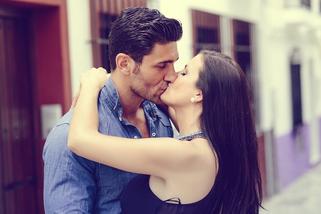Encantadora pareja besándose en la calle | Descargar Fotos ...