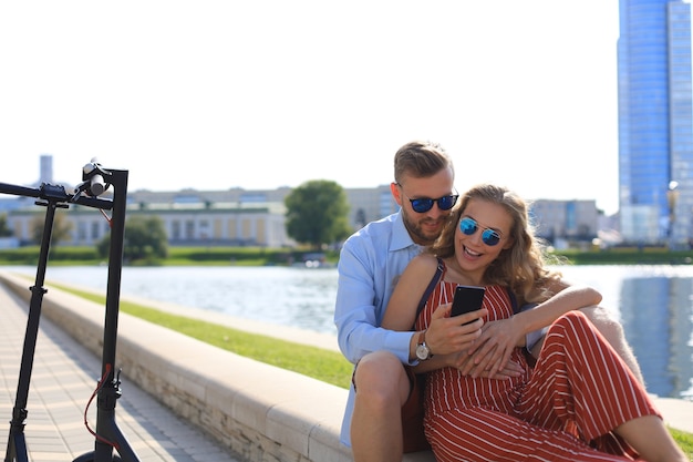 Encantadora Pareja Divirtiéndose Conduciendo Scooter Eléctrico Tomando Un Descanso De La 