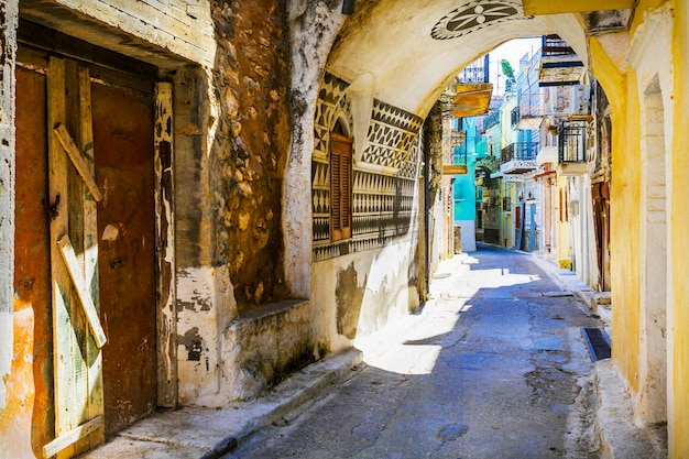 Encantadoras Calles Estrechas De Pueblo Tradicional En Grecia Pyrgi