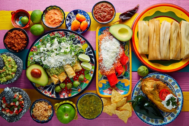 Enchiladas Verdes Y Rojas Con Salsas Mexicanas Foto Premium