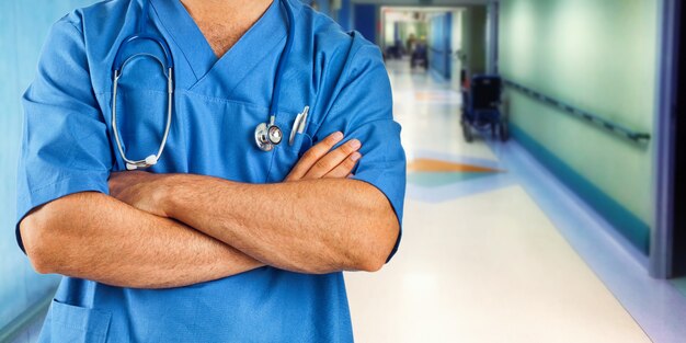 Enfermera O Doctor Con Chaqueta Azul En La Sala Del Hospital Foto