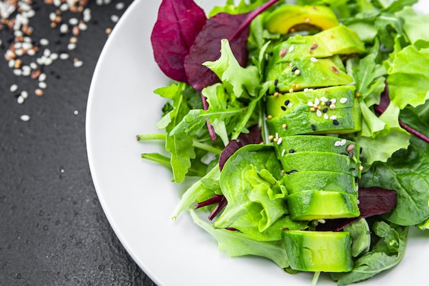 Ensalada de aguacate mezcla de hojas de lechuga espinacas rúcula