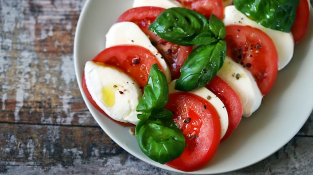 Ensalada Caprese Tradicional Con Mozzarella De Tomate Y Albahaca