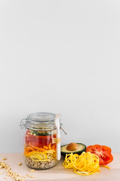 Ensalada fresca de aguacate; tomate; semillas de maíz y