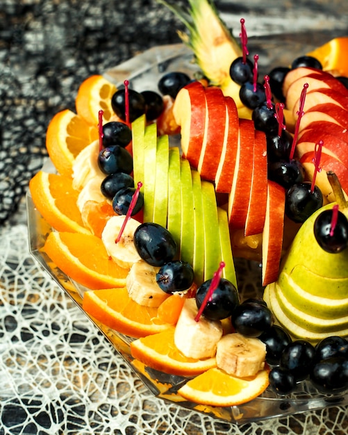 Ensalada de frutas con manzanas naranjas plátanos uvas y peras