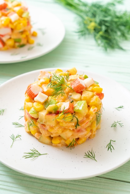 Ensalada de frutas mixtas con palitos de cangrejo manzana maíz