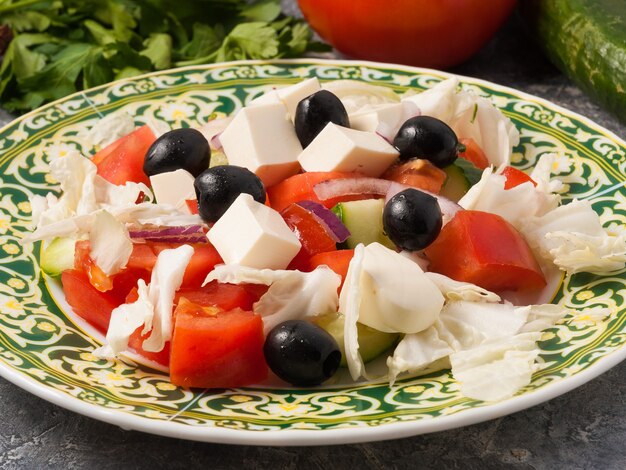 Ensalada Griega Clásica Con Verduras Y Queso Feta Foto Premium