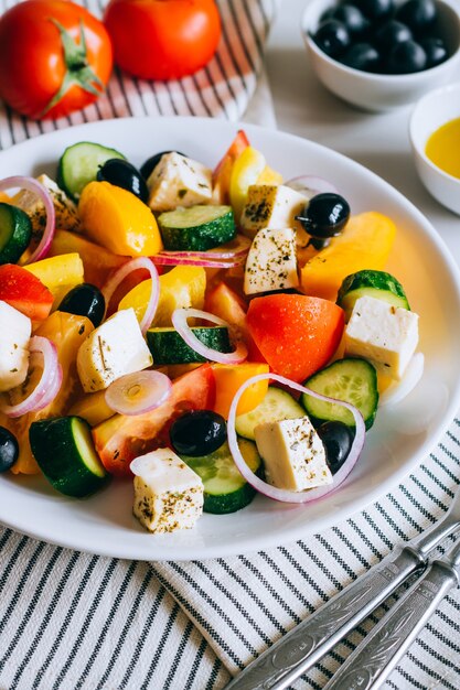 Ensalada Griega De Pepino Fresco Tomate Pimiento Dulce Cebolla Roja Queso Feta Y Aceitunas 8078