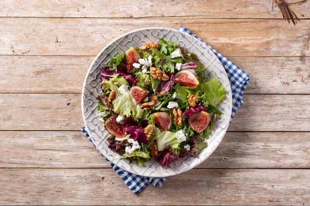 Ensalada De Higos Con Queso Y Nueces Sobre Mesa De Madera Foto Gratis