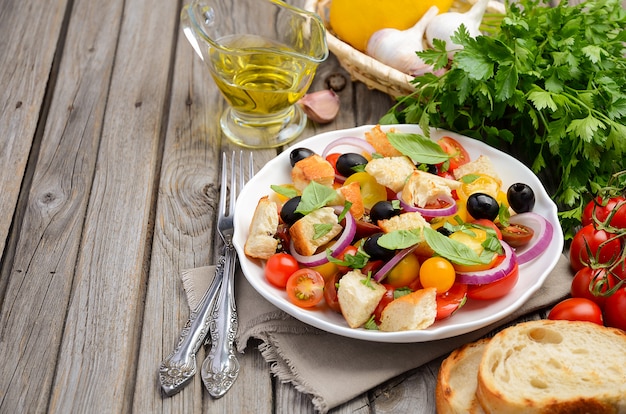 Ensalada De Panzanella Italiana Tradicional Con Tomates Frescos Y Pan