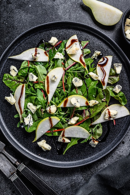 Ensalada De Pera Queso Azul R Cula Y Nueces En Un Plato Fondo Negro Vista Superior Foto