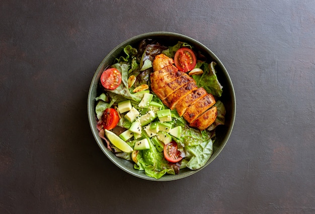 Ensalada de pollo aguacate y tomates alimentación saludable comida