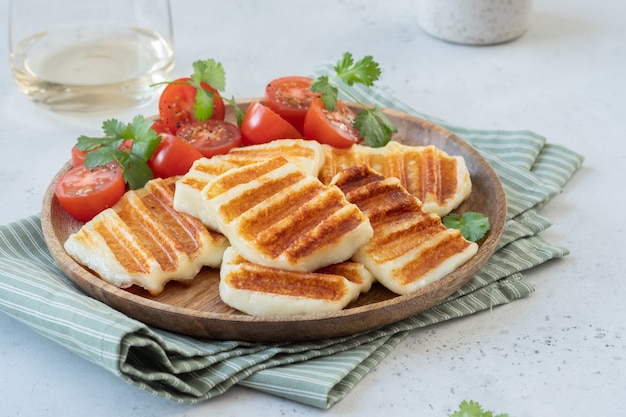 Ensalada De Queso Halloumi A La Plancha Y Tomate Fresco Foto Premium