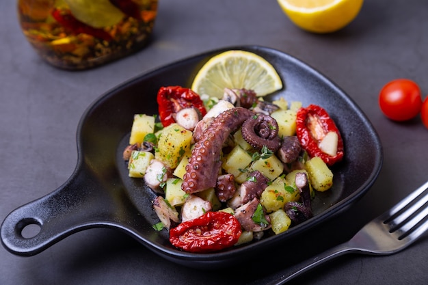 Ensalada Templada Con Pulpo Patatas Tomates Secos Ajo Y Lim N En Una