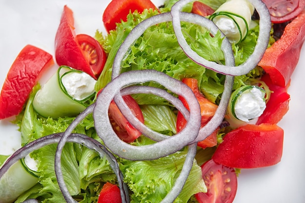 Ensalada De Tomate Cherry Con Albahaca Pimienta Negra Y Cebolla Foto Premium