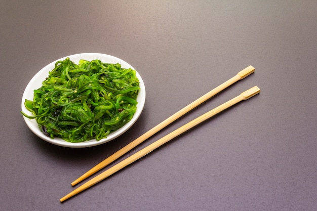 Ensalada Tradicional Japonesa De Algas Hiyashi Wakame Chuka Con