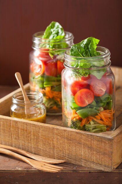 Ensalada de vegetales saludables en tarro de masón Foto Premium