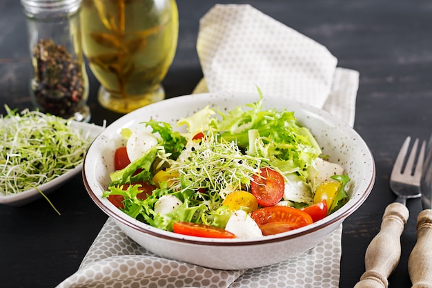 Ensalada Vegetariana Con Tomate Cherry Mozzarella Y Lechuga Foto Gratis