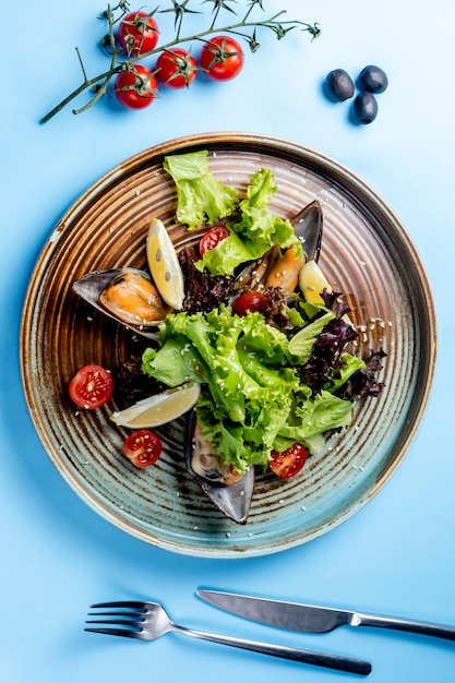 Ensalada de verduras con ostras y limones Foto gratis