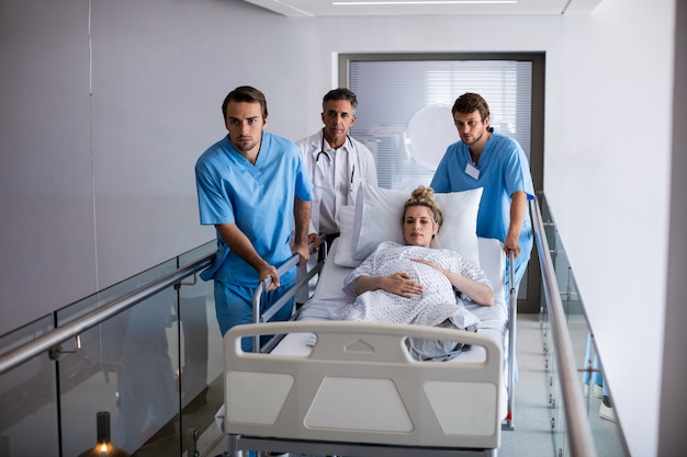 Equipo De Médicos Que Llevan A Una Mujer Embarazada Al Quirófano Foto Premium 6872