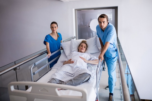 Equipo De Médicos Que Llevan A Una Mujer Embarazada Al Quirófano Foto Premium 7513