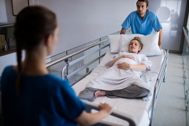 Equipo De Médicos Que Llevan A Una Mujer Embarazada Al Quirófano Foto Premium 9506