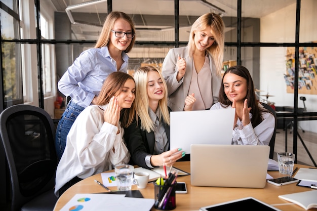 Equipo de mujeres de negocios en la oficina | Foto Gratis