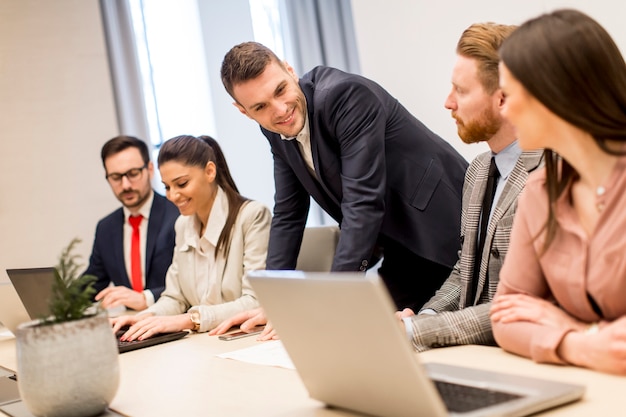 Equipo De Negocios En Reunión En El Interior De La Oficina Moderna Brillante Y Trabajando En La 5402