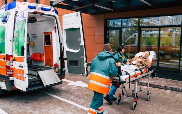 Equipo serio y profesional de médicos en la ambulancia que trasladan a