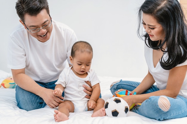 Escena familiar de la felicidad asiática de niño bebé con padre y ...